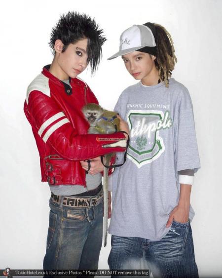 bill et tom kaulitz avec un petit singe