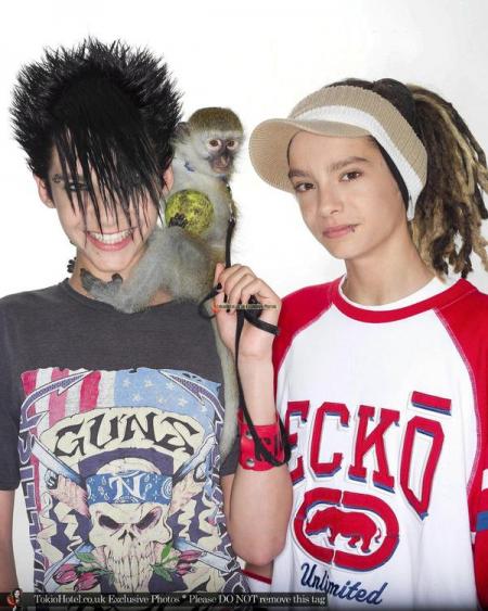 bill et tom kaulitz avec un petit singe